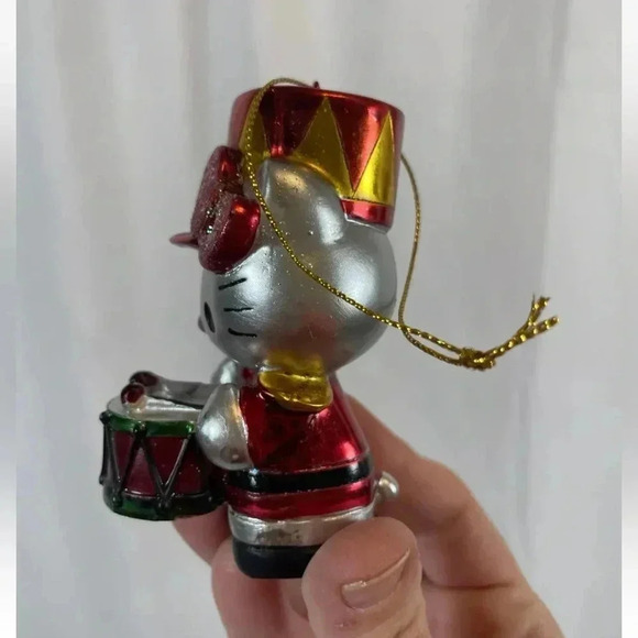 2013 HELLO KITTY WITH DRUM 3-1/4" ORNAMENT~RESIN. Ute Red Green British Army - Picture 5 of 11